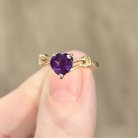 14K Amethyst heart cut deep dark purple solitaire vintage style yellow gold ring - Picture 5 of 12